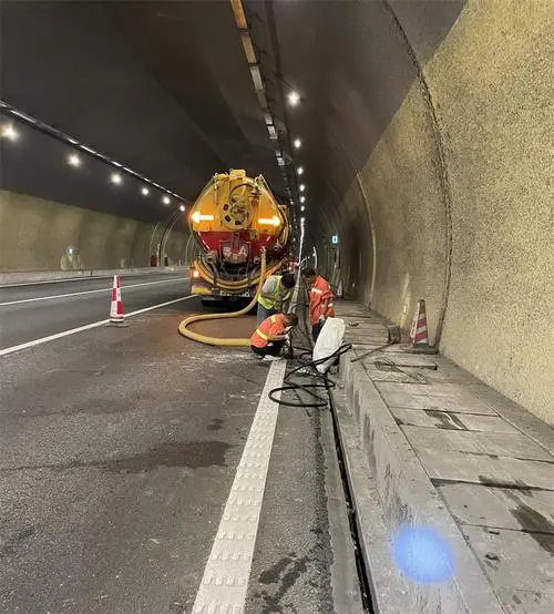 江源隧道排水渠清淤